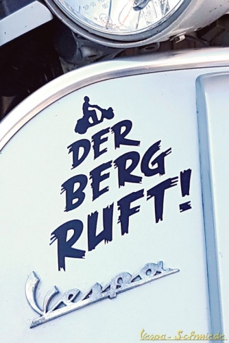 Aufkleber "Der Berg ruft!" - Schwarz